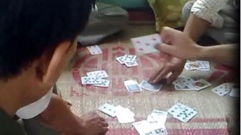 Tiền[-]Giang:[-]7[-]công[-]an[-]bị[-]kỷ[-]luật[-]do[-]đánh[-]bài[-]ăn[-]tiền